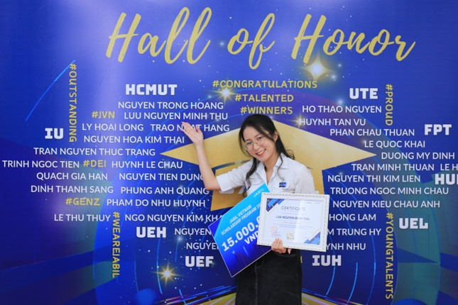Lưu Nguyễn Minh Thư nhận học bổng Jabil Vietnam 2024. Ảnh: NVCC.
