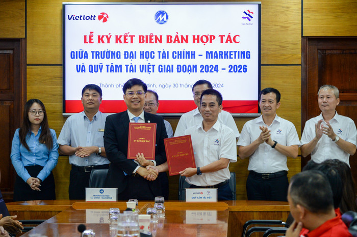 Trường Đại học Tài chính – Marketing và Quỹ Tâm Tài Việt vừa ký kết biên bản ghi nhớ hợp tác chiến lược. Ảnh: NTCC. ca770962-610b-409b-a438-ad328f7ce64b.jpg