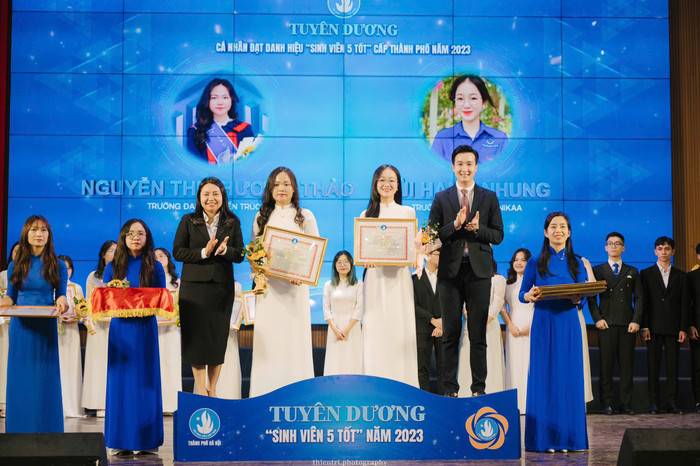 Bùi Hạnh Nhung được tuyên dương "sinh viên 5 tốt" năm 2023. Ảnh: NVCC. 3faf5637-cfa3-41e7-a1da-416499e4bbaf.jpg