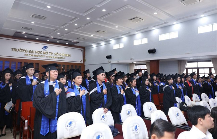 Lễ tốt nghiệp chương trình Cử nhân đào tạo từ xa theo phương thức trực tuyến, Trường Đại học Mở Thành phố Hồ Chí Minh năm 2023. Ảnh: Website nhà trường. 066A4812.jpg