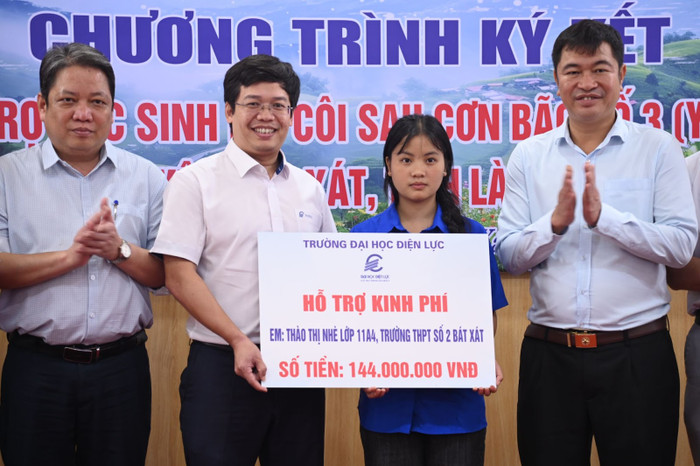 Trường Đại học Điện lực quyết định nhận nuôi em Thào Thị Nhè đến hết bậc trung học phổ thông. Ảnh: EPU. Trường Đại học Điện lực quyết định nhận nuôi em Thào Thị Nhè đến hết bậc trung học phổ thông. Ảnh: EPU.