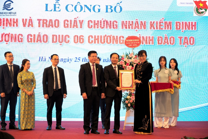 Trung tâm Kiểm định chất lượng giáo dục - Đại học Quốc gia Hà Nội trao giấy Chứng nhận kiểm định Chất lượng giáo dục ngành Công nghệ kỹ thuật Điện tử - Viễn thông cho Khoa Điện tử - Viễn thông. Ảnh: NVCC. Trung tâm Kiểm định chất lượng giáo dục - Đại học Quốc gia Hà Nội trao giấy Chứng nhận kiểm định Chất lượng giáo dục ngành Công nghệ kỹ thuật Điện tử - Viễn thông cho Khoa Điện tử - Viễn thông. Ảnh: NVCC.