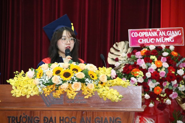 Lê Thị Đức Ngọc - đại diện sinh viên phát biểu tại lễ tốt nghiệp Trường Đại học An Giang. Ảnh: NVCC. Lê Thị Đức Ngọc - đại diện sinh viên phát biểu tại lễ tốt nghiệp Trường Đại học An Giang. Ảnh: NVCC.