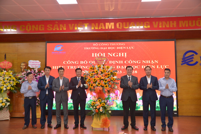 Thứ trưởng Bộ Công Thương Nguyễn Sinh Nhật Tân và các đại biểu chúc mừng tân Hiệu trưởng Trường Đại học Điện lực. Ảnh: Nhà trường cung cấp. DSC_1609.JPG