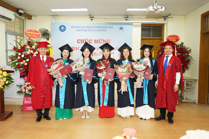 Lễ trao bằng Thạc sĩ của Khoa Quản lý giáo dục, Trường Đại học Sư phạm Hà Nội. Ảnh: NVCC. 2.1 ảnh tập thể.jpg