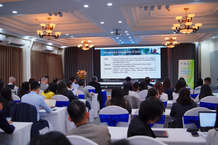 Bài báo cáo tham luận của Tiến sĩ Joel Meniado - giảng viên/chuyên gia ngôn ngữ, Trung tâm ngôn ngữ khu vực SEAMEO, Singapore. Ảnh: VNU-IS. 7R401586.JPG