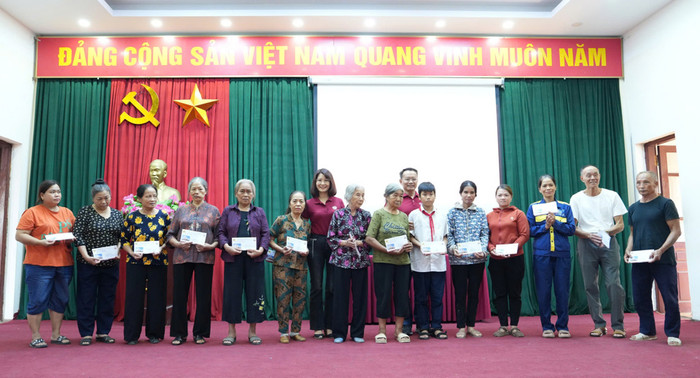 Lễ trao quà tại phường Thanh Trì. Ảnh: NVCC. Lễ trao quà tại phường Thanh Trì. Ảnh: NVCC.