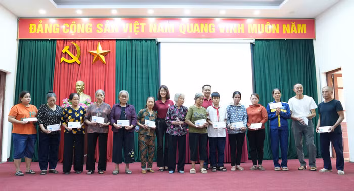 Lễ trao quà tại phường Thanh Trì. Ảnh: NVCC.
