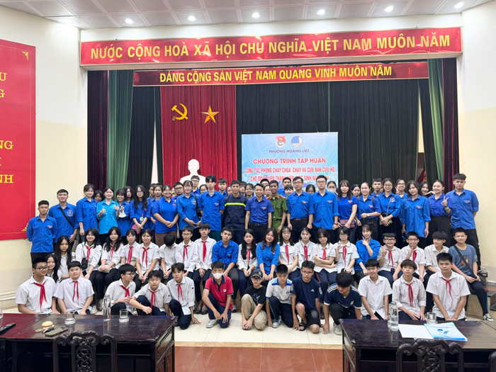 Đoàn phường Hoàng Liệt tổ chức tập huấn công tác phòng cháy, chữa cháy và cứu hộ, cứu nạn cho đoàn viên, học sinh. Ảnh: NVCC. 79a1358e-5a8a-4f80-8bfb-d7fd4b7fe41a.jpg