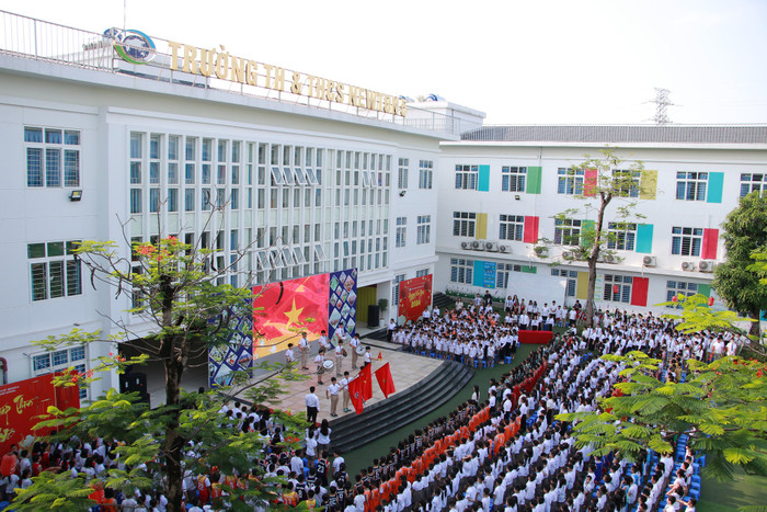 Hiệu trưởng Trường Tiểu học và Trung học cơ sở Newton 5 chia sẻ: Việc trường học đáp ứng đầy đủ tiêu chuẩn cơ sở vật chất được coi là “bước đệm lý tưởng” cho quá trình học tập, rèn luyện và phát triển của các em học sinh. Ảnh: Fanpage nhà trường. 441328051_938626268273001_6946712506863834824_n.jpg