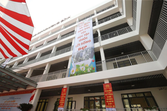Câu chuyện cốt yếu của các trường học nên thực hiện là đầu tư xây dựng, thường xuyên cải tạo, sửa chữa, nâng cấp cơ sở vật chất. Ảnh: Website Trường Trung học phổ thông Khương Đình. Ảnh màn hình 2024-05-14 lúc 15.30.48.png