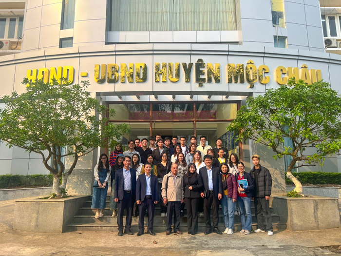 Sinh viên lớp Kinh tế nông nghiệp K62, Trường Đại học Kinh tế Quốc dân tham quan thực tế tại huyện Mộc Châu, tỉnh Sơn La. Ảnh: NTCC. Ảnh5.png