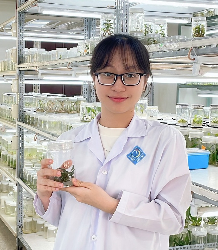 Trần Nguyễn Phương Nguyên - sinh viên đứng trong Bảng vàng Xuất sắc Khóa 47, ngành Sinh học ứng dụng, Trường Nông nghiệp, Trường Đại học Cần Thơ. Ảnh: NVCC. 6553ebcc5c9bf0c5a98a.jpg
