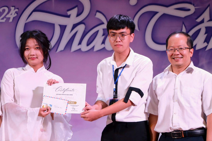 Phó Giáo sư, Tiến sĩ Ngô Hoàng Long - Phó Trưởng Khoa Toán - Tin, Trường Đại học Sư phạm Hà Nội và Trưởng Ban Tổ chức trao chứng nhận và phần thưởng cho các lớp đạt giải. Ảnh: NTCC. Phó Giáo sư, Tiến sĩ Ngô Hoàng Long - Phó Trưởng Khoa Toán - Tin, Trường Đại học Sư phạm Hà Nội và Trưởng Ban Tổ chức trao chứng nhận và phần thưởng cho các lớp đạt giải. Ảnh: NTCC.