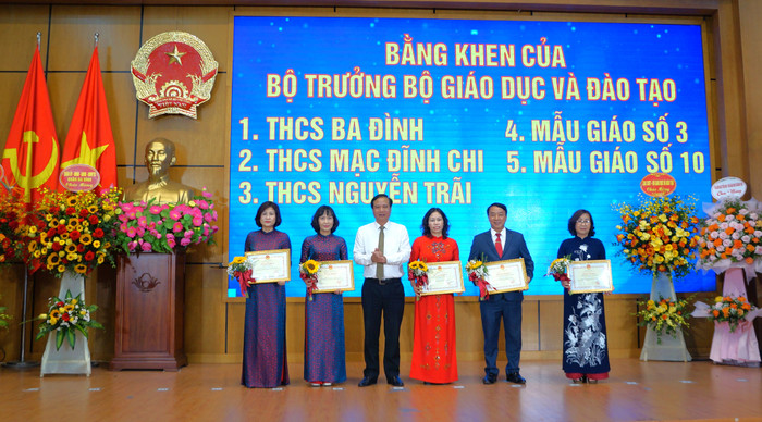 5 tập thể nhà trường được trao tặng Bằng khen của Bộ trưởng Bộ Giáo dục và Đào tạo. Ảnh: Lưu Diễm. DSC07101.JPG