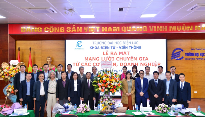 Lễ ra mắt Mạng lưới Chuyên gia ngành Điện tử - Viễn thông, Trường Đại học Điện lực gồm trên 30 chuyên gia đến từ các Cơ quan, Doanh nghiệp hàng đầu trong lĩnh vực Điện tử - Viễn thông. Ảnh: NVCC. Lễ ra mắt Mạng lưới Chuyên gia ngành Điện tử - Viễn thông, Trường Đại học Điện lực gồm trên 30 chuyên gia đến từ các Cơ quan, Doanh nghiệp hàng đầu trong lĩnh vực Điện tử - Viễn thông. Ảnh: NVCC.