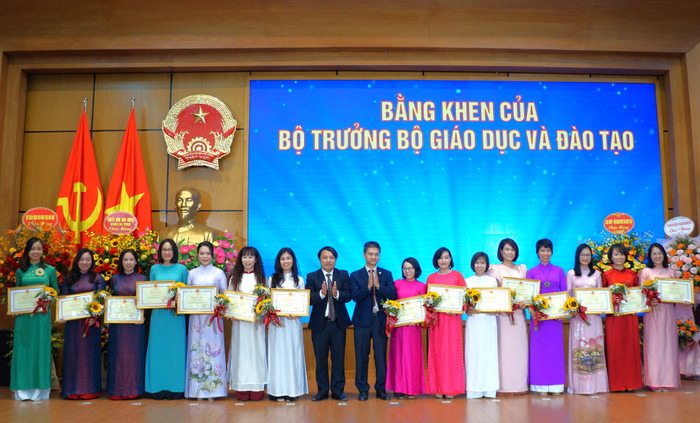 Các nhà giáo tiêu biểu thuộc quận Ba Đình nhận Bằng khen của Bộ trưởng Bộ Giáo dục và Đào tạo. Ảnh: Lưu Diễm. DSC07109.JPG
