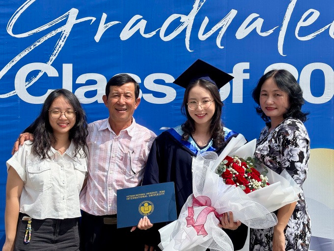 Lưu Nguyễn Minh Thư cùng gia đình trong ngày tốt nghiệp cuối tháng 11/2024. Ảnh: NVCC.