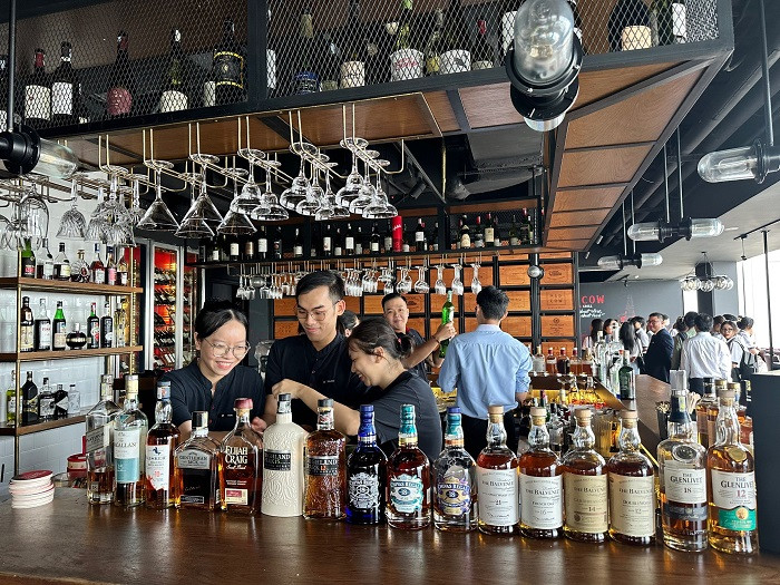 Sinh viên Trường Đại học Tài chính – Marketing học thực tế cùng chuyên gia tại Pullman Saigon Centre. Ảnh: UFM. Sinh viên Trường Đại học Tài chính – Marketing học thực tế cùng chuyên gia tại Pullman Saigon Centre. Ảnh: UFM.