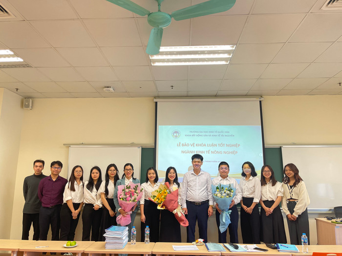 Lễ bảo vệ Khóa luận tốt nghiệp ngành Kinh tế nông nghiệp, Trường Đại học Kinh tế Quốc dân. Ảnh: NTCC. z4929727078361_8e296a083c39b498e06319e5581beda0.jpg
