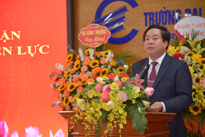 Phó Giáo sư, Tiến sĩ Vũ Đình Ngọ - Chủ tịch Hội đồng Trường Đại học Điện lực phát biểu tại buổi lễ. Ảnh: Nhà trường cung cấp. DSC_1511.JPG