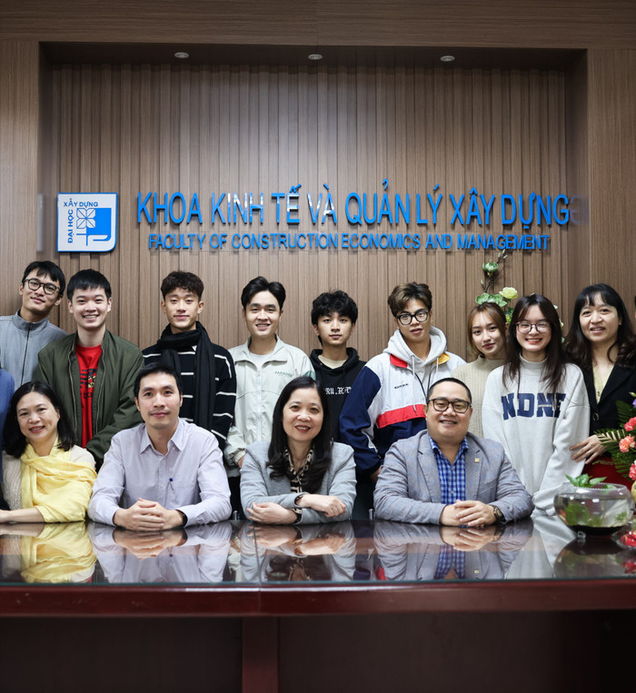 Tiến sĩ Nguyễn Tuấn Anh - Trưởng Bộ môn Kinh tế Xây dựng, Phó trưởng Khoa Kinh tế và Quản lý xây dựng (người thứ hai tính từ bên trái sang ở hàng đầu tiên) cùng các thầy cô, sinh viên Trường Đại học Xây dựng Hà Nội. Ảnh: NTCC. 225A9694.jpg