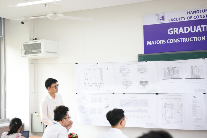 Sinh viên Khoa Kinh tế và Quản lý xây dựng, Trường Đại học Xây dựng Hà Nội bảo vệ đồ án tốt nghiệp. Ảnh: NTCC. 438264672_1201176217966291_6797208315314194226_n.jpg