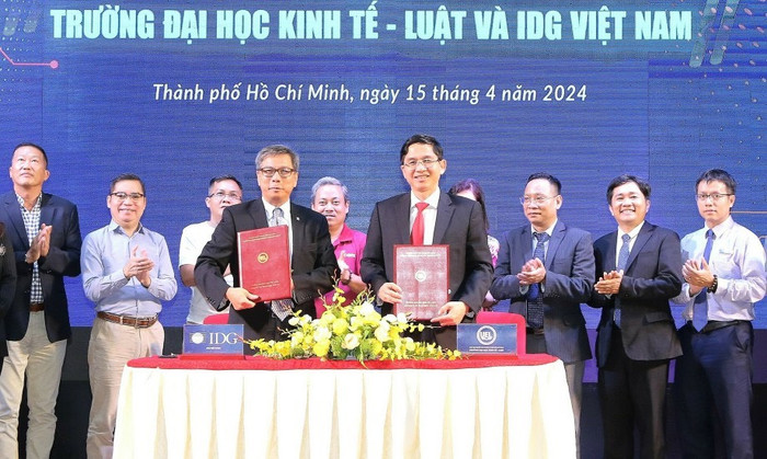 Trường Đại học Kinh tế - Luật, Đại học Quốc gia Thành phố Hồ Chí Minh ký hợp tác với Tập đoàn dữ liệu quốc tế Việt Nam (IDG). Ảnh: NVCC. c9efddaa8ed82f8676c9.jpg