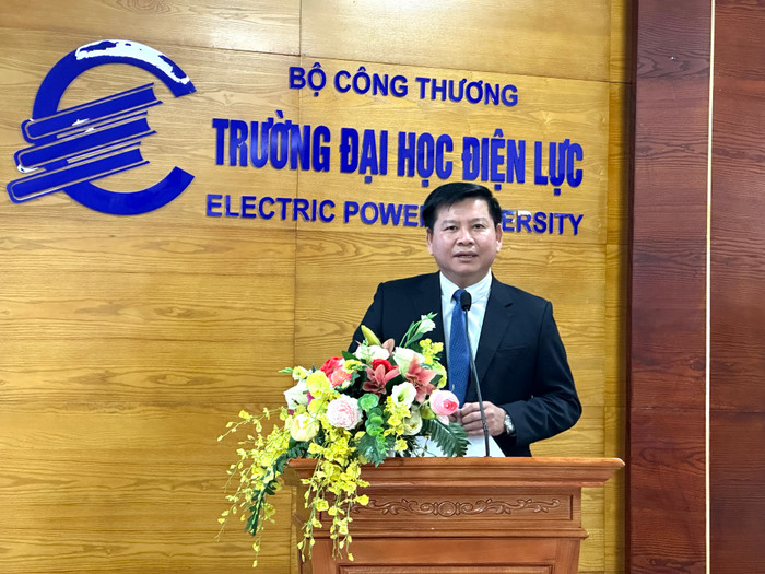 Phó Giáo sư, Tiến sĩ Đinh Văn Châu - Hiệu trưởng Trường Đại học Điện lực phát biểu tại hội thảo. Ảnh: Lưu Diễm. IMG_0502.jpg