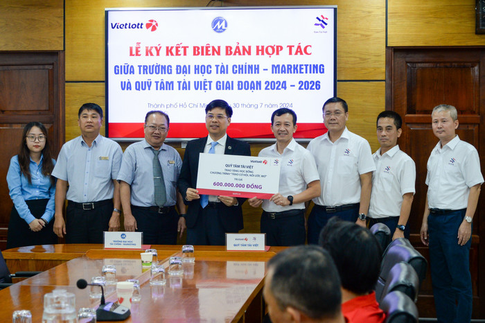 Tại buổi lễ ký kết, Quỹ Tâm Tài Việt trao học bổng “Trao cơ hội, nối ước mơ” trị giá 600 triệu đồng tới sinh viên Trường Đại học Tài chính – Marketing. Ảnh: NTCC. fb3dcb96-4e10-46da-bd0d-d6aa350b7737.jpg