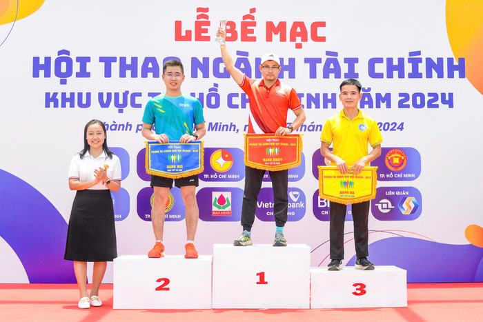 Ban tổ chức trao giải thưởng ở các hạng mục. Ảnh: NTCC. 1dc651e3-78bf-4e32-89a7-b7b287bf30a0.jpg