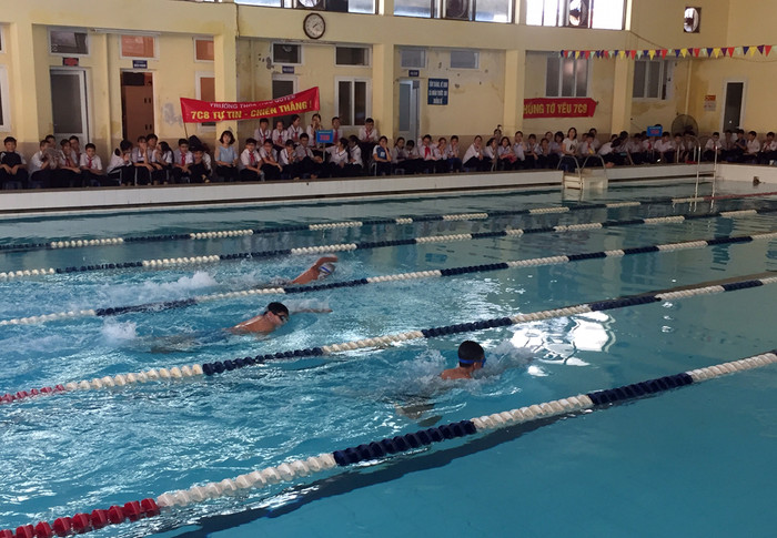 Sau buổi tập huấn, nhà trường tổ chức giải bơi học sinh năm 2018 để tìm nguồn cho đội tuyển học sinh giỏi môn bơi của trường. (Ảnh: Lã Tiến)