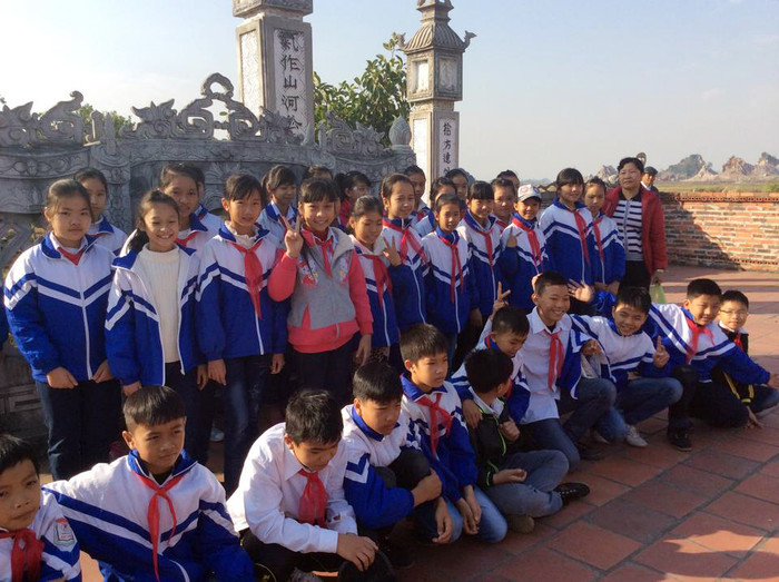 Cô giáo Phan Thị Liệu cùng học sinh học tập ngoại khóa tại đình làng Yên Cư (phường Đại Yên). (Ảnh: CTV) Cô giáo Phan Thị Liệu cùng học sinh học tập ngoại khóa tại đình làng Yên Cư (phường Đại Yên). (Ảnh: CTV)