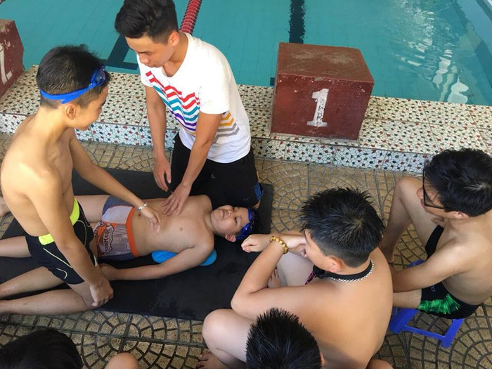 Học sinh trường Trung học cơ sở Ngô Quyền được hướng dẫn kỹ năng sơ cứu đuối nước tại hiện trường (Ảnh: Lã Tiến)