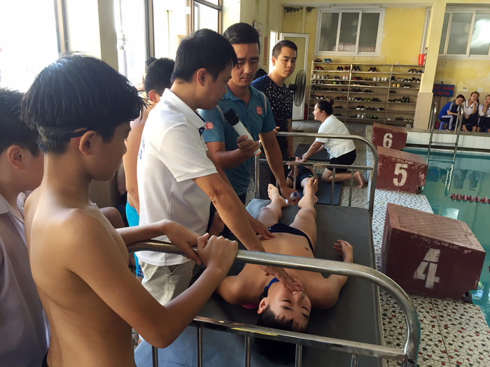 Học sinh Trường Trung học cơ sở Ngô Quyền được rèn kỹ năng phòng, chống đuối nước (Ảnh: Lã Tiến)