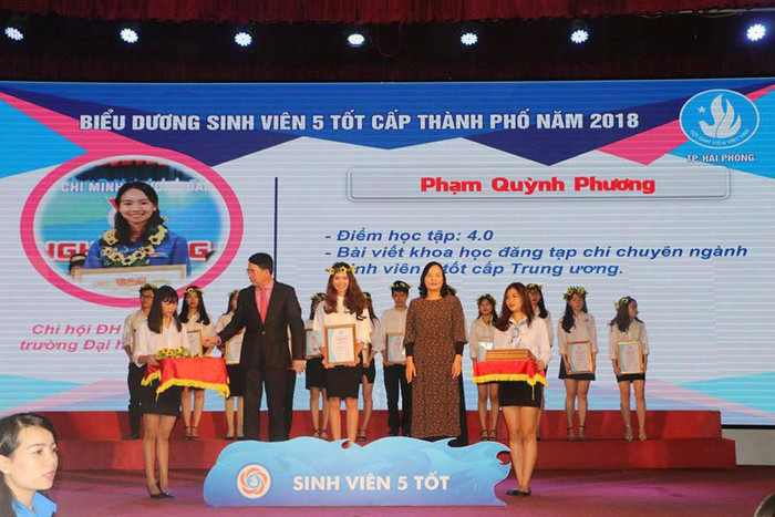 Phạm Quỳnh Phương được biểu dương sinh viên 5 tốt cấp thành phố năm 2018 (Ảnh: Lã Tiến) Phạm Quỳnh Phương được biểu dương sinh viên 5 tốt cấp thành phố năm 2018 (Ảnh: Lã Tiến)