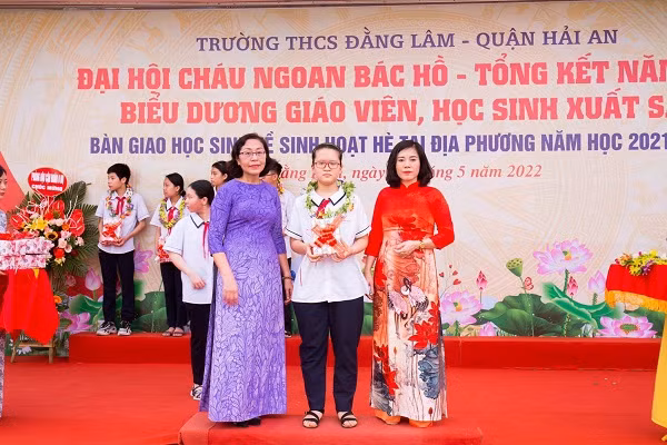 Cô giáo Nguyễn Thị Mai Hương (ngoài cùng bên phải) trao thưởng học sinh đạt thành tích xuất sắc (Ảnh: NVCC) Cô giáo Nguyễn Thị Mai Hương (ngoài cùng bên phải) trao thưởng học sinh đạt thành tích xuất sắc (Ảnh: NVCC)