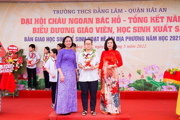 Cô giáo Nguyễn Thị Mai Hương (ngoài cùng bên phải) trao thưởng học sinh đạt thành tích xuất sắc (Ảnh: NVCC) Cô giáo Nguyễn Thị Mai Hương (ngoài cùng bên phải) trao thưởng học sinh đạt thành tích xuất sắc (Ảnh: NVCC)