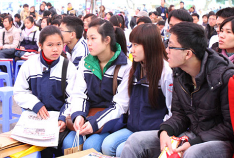 Thí sinh tham gia chương trình tư vấn tuyển sinh tại trường ĐH Bách khoa Hà Nội Thí sinh tham gia chương trình tư vấn tuyển sinh tại trường ĐH Bách khoa Hà Nội