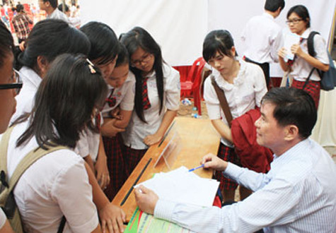 PGS-TS Đặng Văn Tịnh, Phó Trưởng phòng Đào tạo Trường ĐH Y Dược TP.HCM, tư vấn ngành nghề cho học sinh Trường THPT Ngô Quyền (quận 7, TP.HCM). Ảnh: QUỐC DŨNG