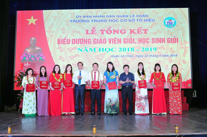 9 nhà giáo được vinh danh danh hiệu "Viên phấn vàng" (Ảnh: Lã Tiến)