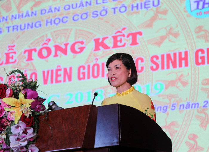 Cô giáo Lê Thị Minh Tâm, Hiệu trưởng Trường Trung học cơ sở Tô Hiệu báo cáo những kết quả nhà trường đạt được trong năm học vừa qua (Ảnh: Lã Tiến)