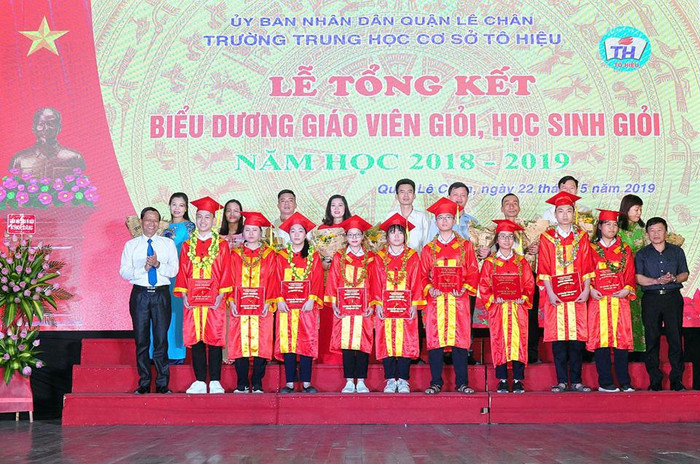 Trường Trung học cơ sở Tô Hiệu vinh danh 9 em học sinh đạt danh hiệu "Ngòi bút vàng" (Ảnh: Lã Tiến)
