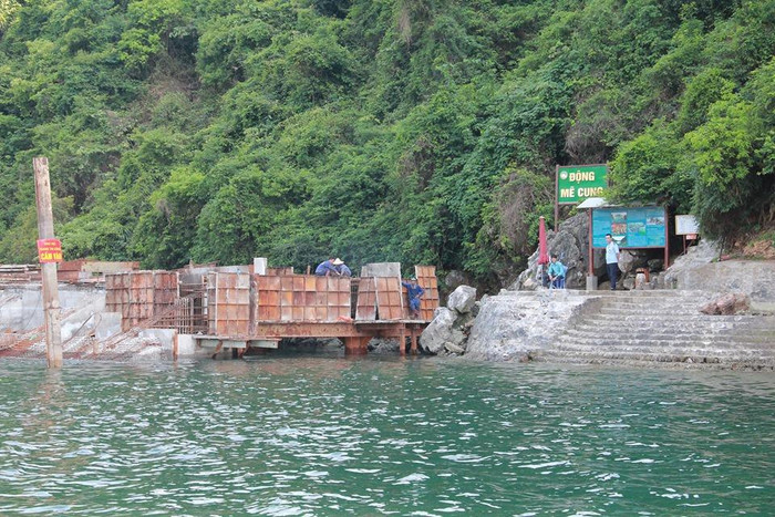 Nhiều công trình xây dựng đang thi công rầm rộ trong vùng lõi vịnh Hạ Long (Ảnh: Lã Tiến)