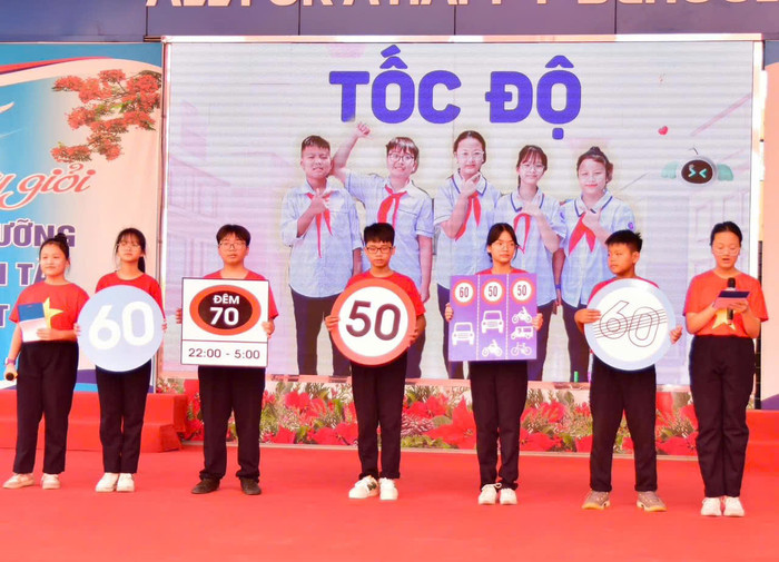 Các em học sinh được tìm hiểu về Luật giao thông đường bộ (Ảnh: LT) GDVN_cd-thcs-le-chan-2.jpg