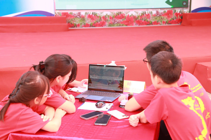 Các em học sinh được tìm hiểu về Luật giao thông đường bộ (Ảnh: LT) GDVN_cd-thcs-le-chan-9.jpg
