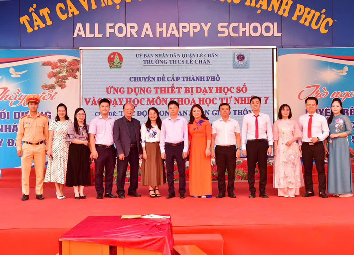 Các đại biểu chụp ảnh lưu niệm (Ảnh: LT) GDVN_cd-thcs-le-chan-1.jpg