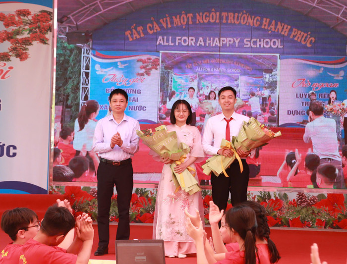 Ông Phạm Việt Anh – Phó chủ tịch Uỷ ban nhân dân quận Lê Chân tặng hoa giáo viên lên lớp tiết dạy minh hoạ tại chuyên đề (Ảnh: LT) GDVN_cd-thcs-le-chan-4.jpg