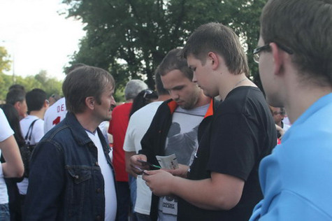 Một vụ mua bán đang diễn ra công khai bên ngoài sân Quốc gia ở Warsaw, trước trận Bồ Đào Nha – Czech - Ảnh: Đỗ Hùng Một vụ mua bán đang diễn ra công khai bên ngoài sân Quốc gia ở Warsaw, trước trận Bồ Đào Nha – Czech - Ảnh: Đỗ Hùng