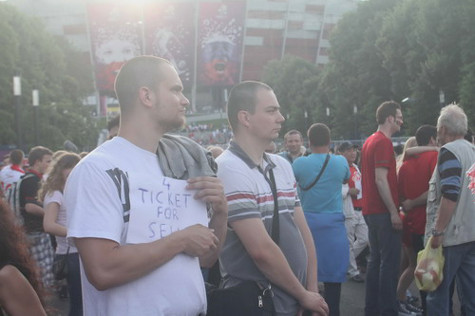 Phe vé rao bán công khai bên ngoài sân Quốc gia ở Warsaw, trước trận Bồ Đào Nha – Czech - Ảnh: Đỗ Hùng Phe vé rao bán công khai bên ngoài sân Quốc gia ở Warsaw, trước trận Bồ Đào Nha – Czech - Ảnh: Đỗ Hùng